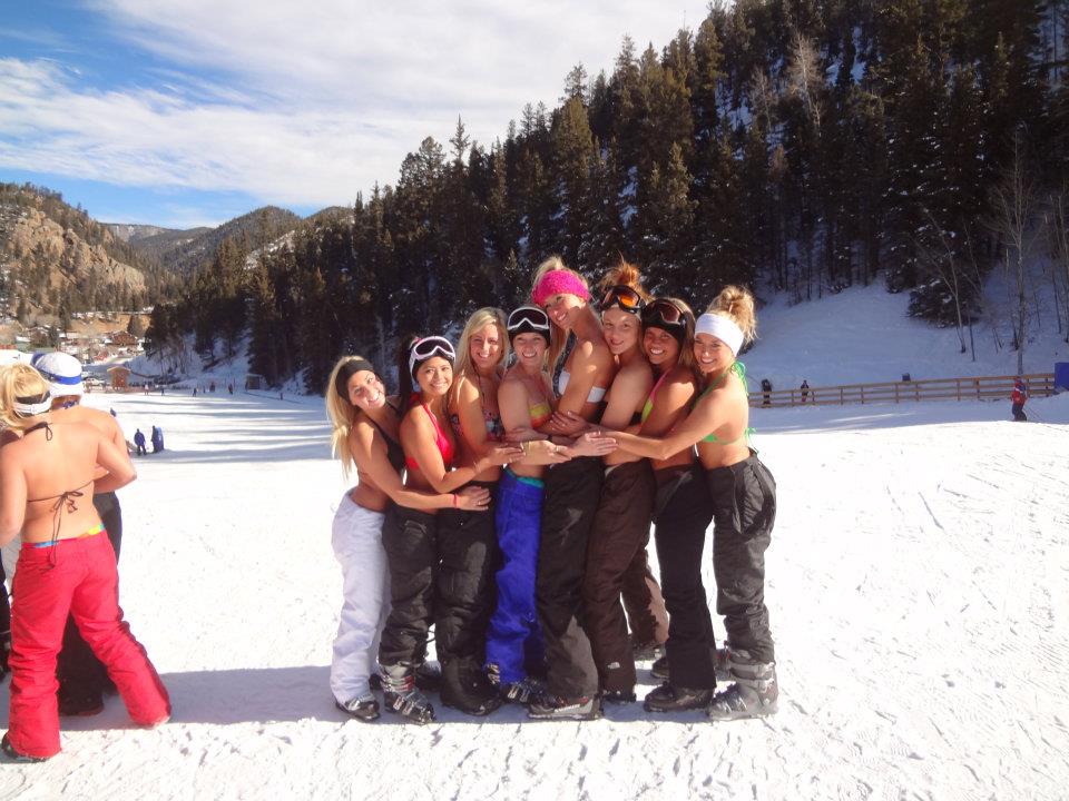 Девушки лыжницы