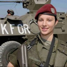 Девушки в Вооруженных силах разных стран