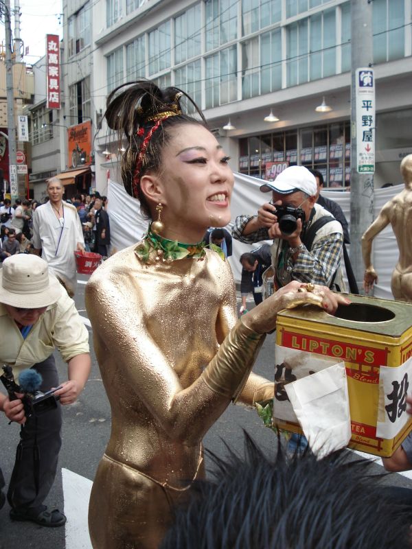 Cтранное полуголое уличное шоу в Японии