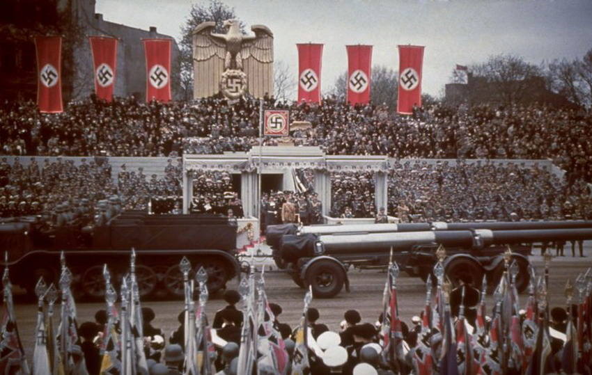 Редкие цветные фотографии с юбилея Гитлера