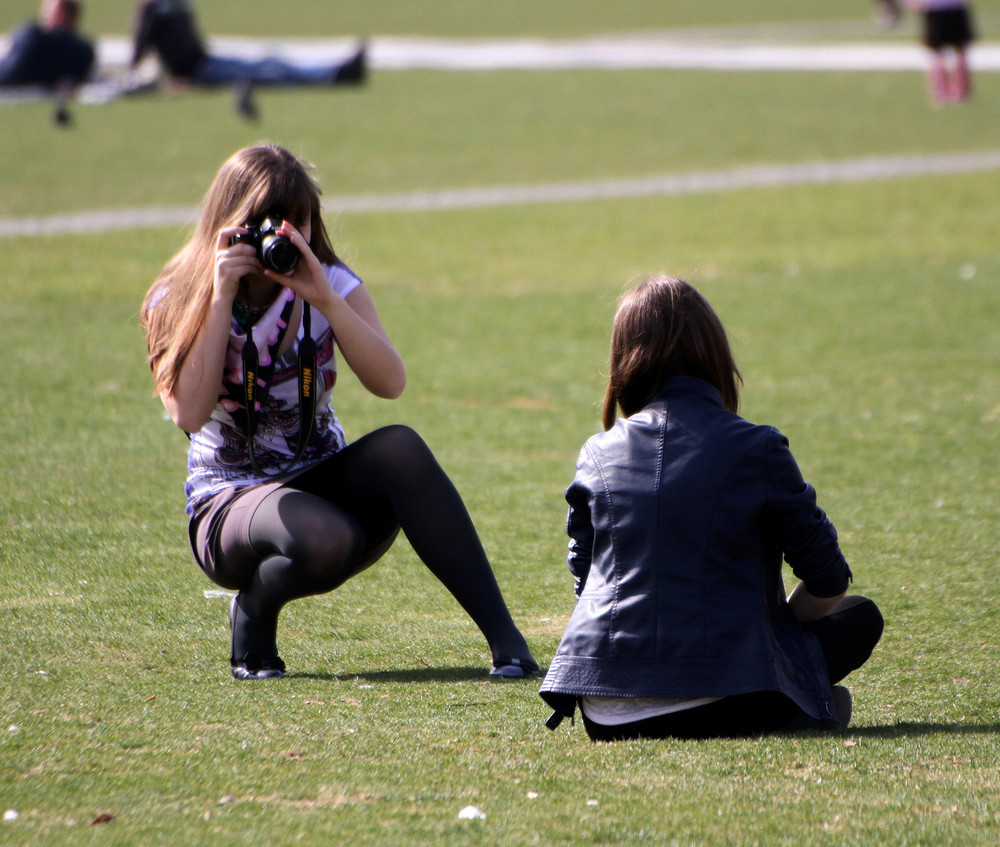 Девушки с фотокамерой