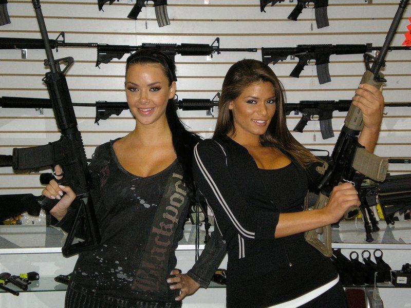 Девушки и Оружие