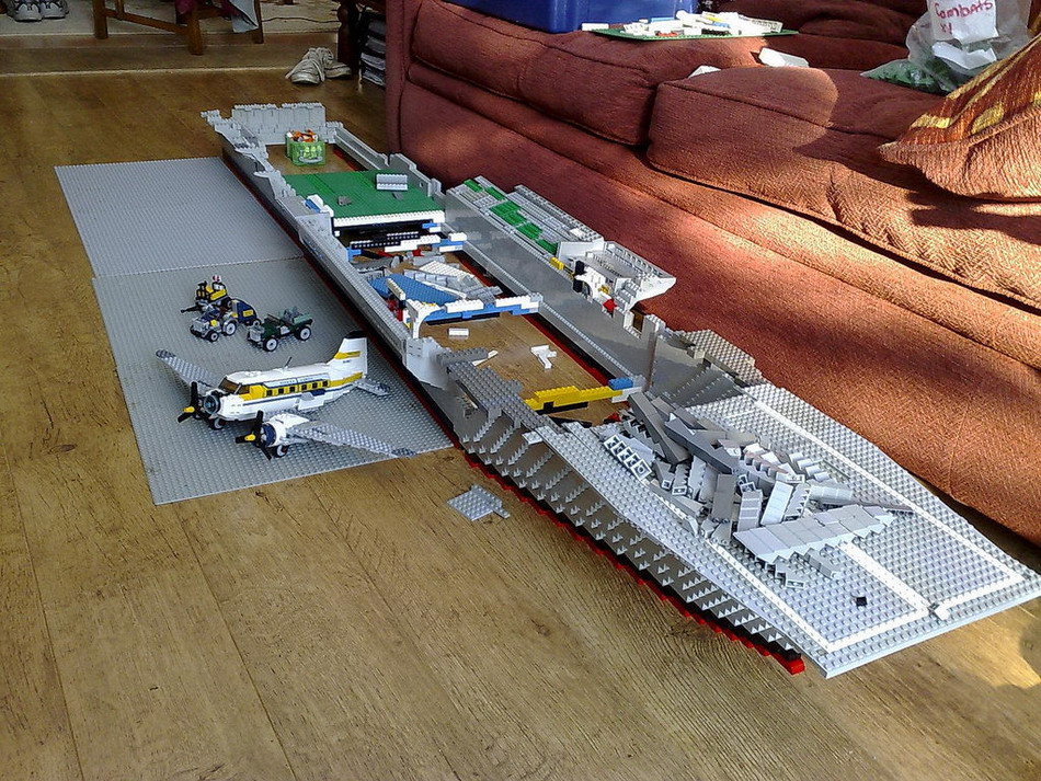 Прикольный самодельный авианосец из LEGO