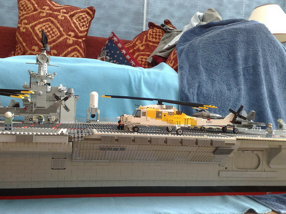 Прикольный самодельный авианосец из LEGO