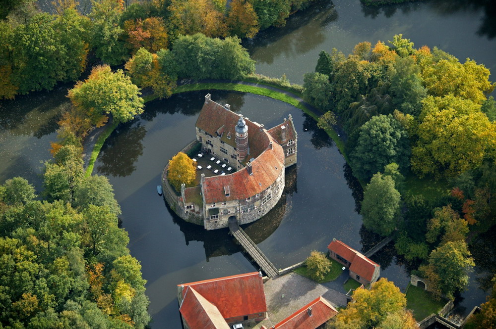 10 красивейших замков на воде