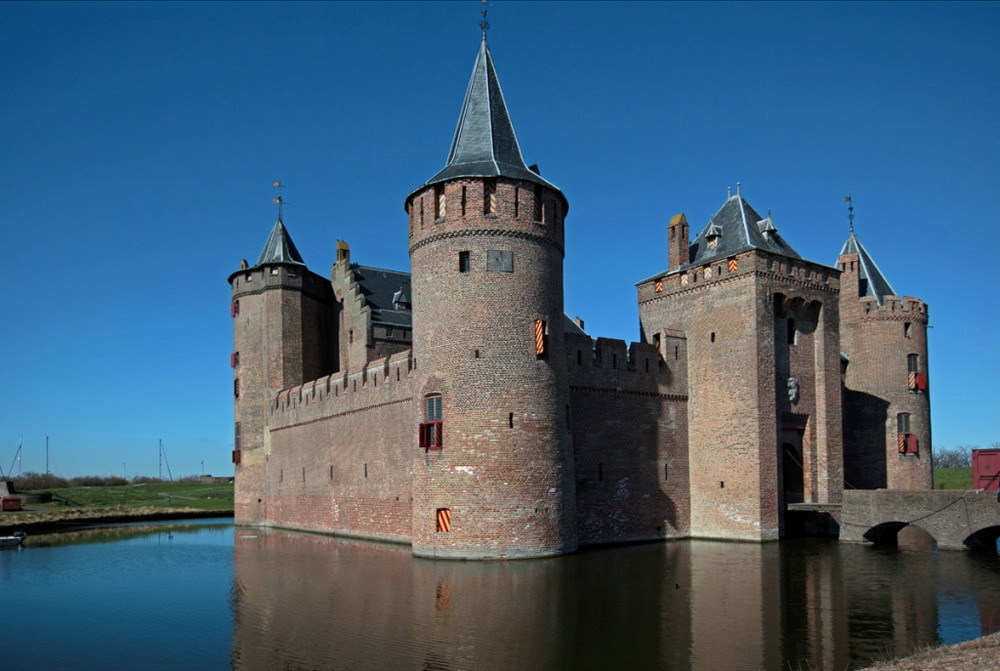 10 красивейших замков на воде