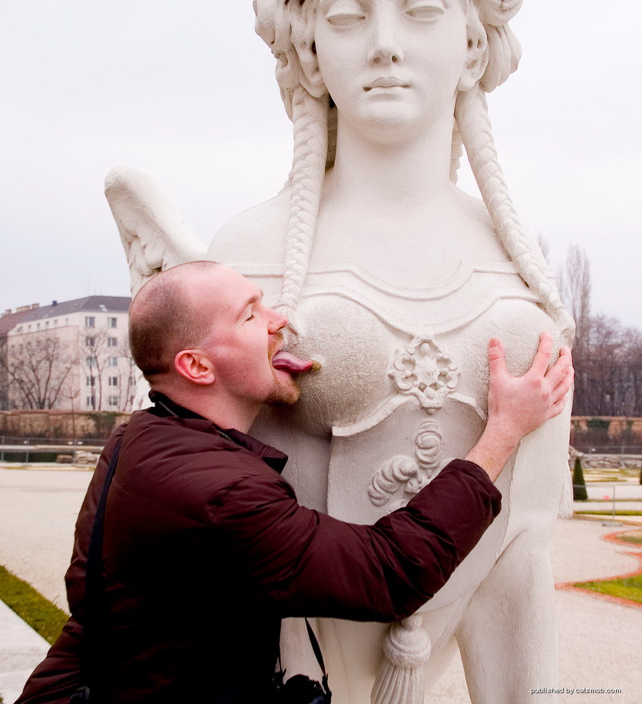 Шуточное Насилие над Скульптурами