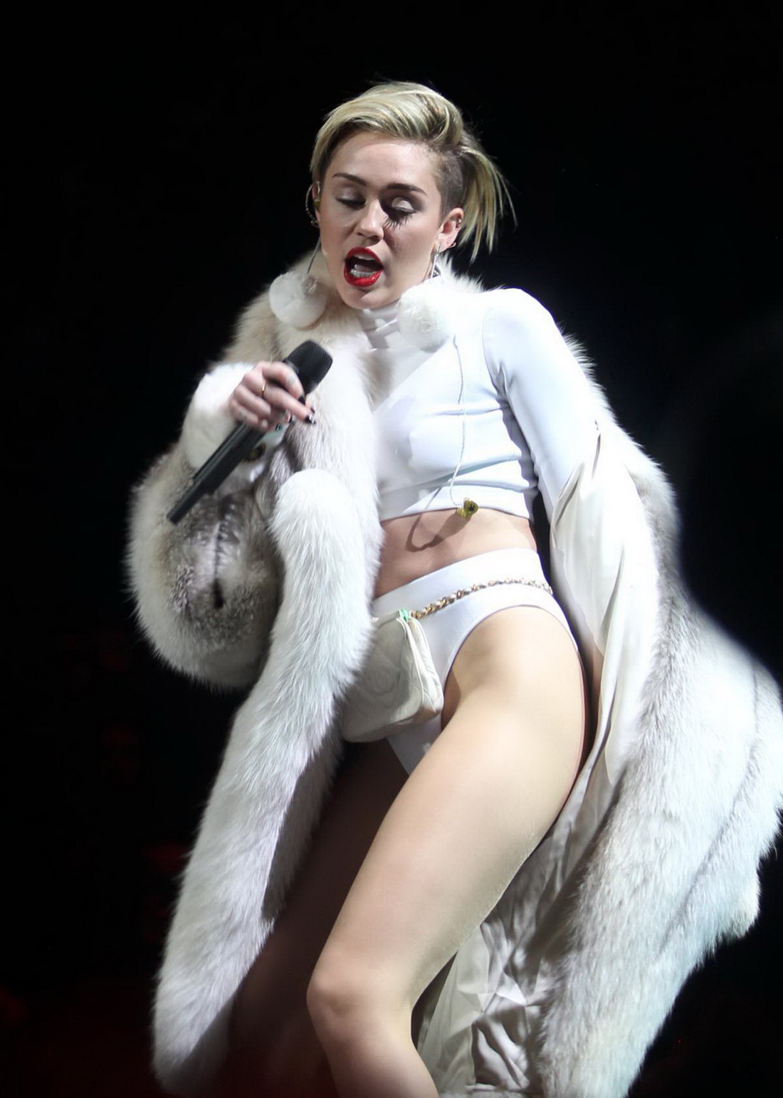 Miley Cyrus – Hot