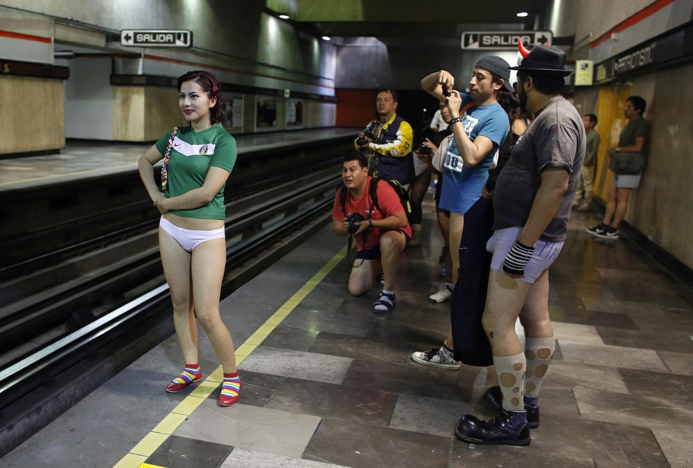 Global No Pants Subway Ride 2014 (40 фото) .