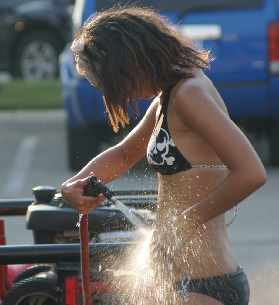 Девушки в бикини моют машины