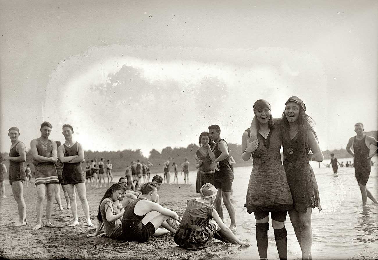 Видео 30 лет назад. Пляжи 19 века. Пляж 1920-е годы. Советские люди на пляже. Пляжи 20-х годов.