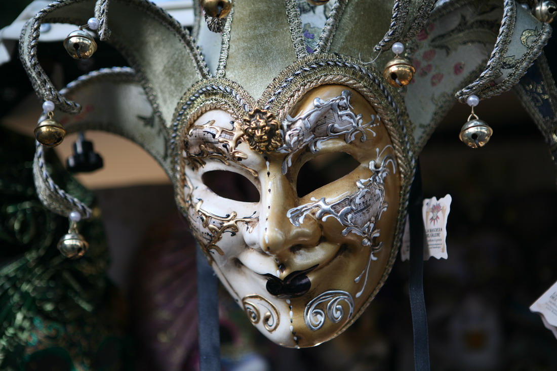 Театральная маска купить. Венецианская маска Вольтер. Венецианская маска Маттачино. Венецианская маска дель Торо. Маска Двуликого Венеция.