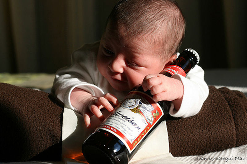 Пивные дети. Бутылка для детей. Дети пьют алкоголь. Пьющий ребенок. Детский алкоголизм.