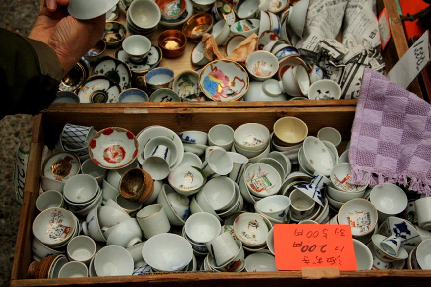 Время аукциона в японии. Посуда на блошином рынке. Блошиный рынок. Японская посуда. Блошиный рынок в Москве.